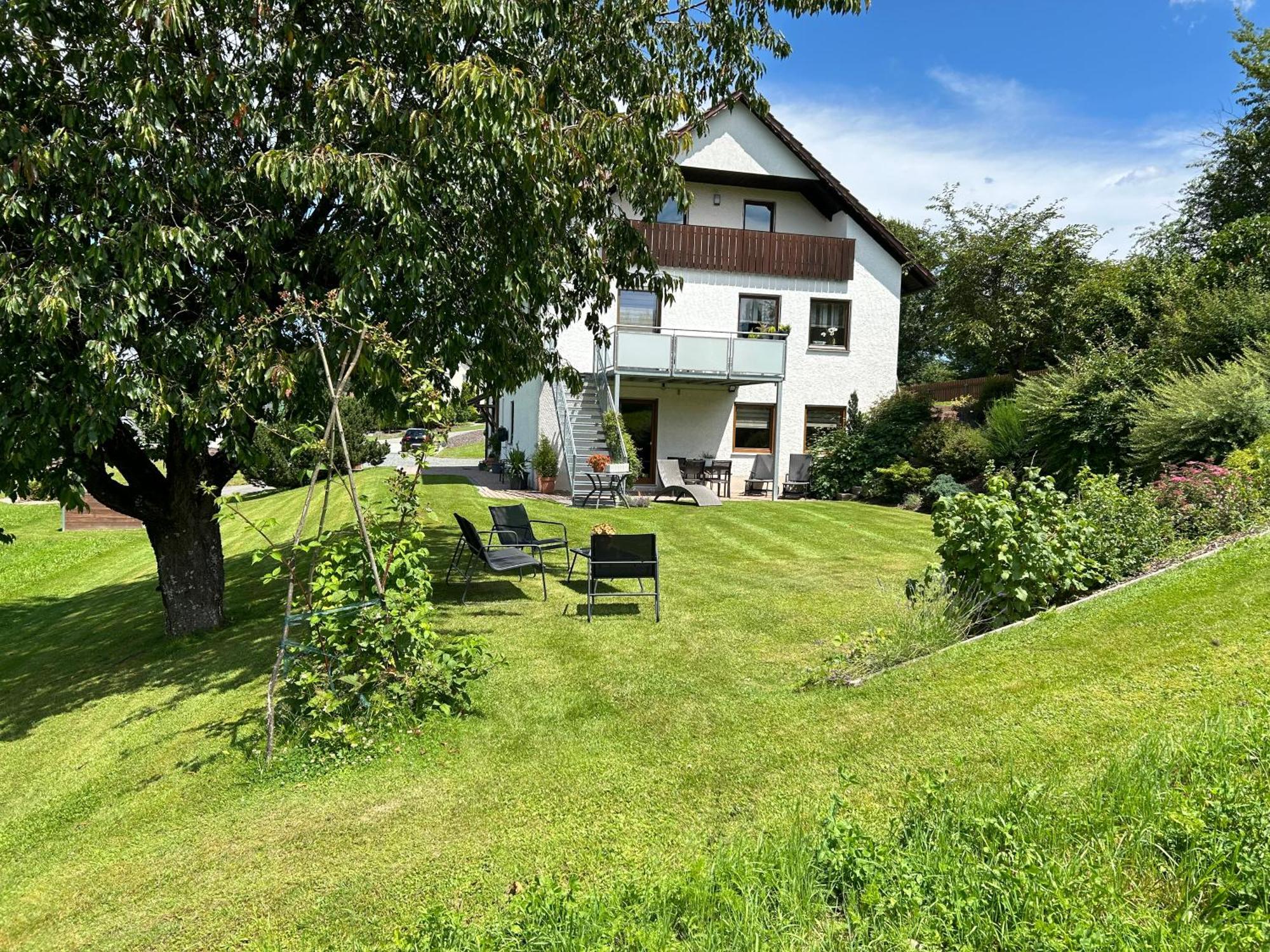 Ruhige Ferienwohnung Mit Terrasse Fuer 2 Personen Vohenstrauss Kültér fotó
